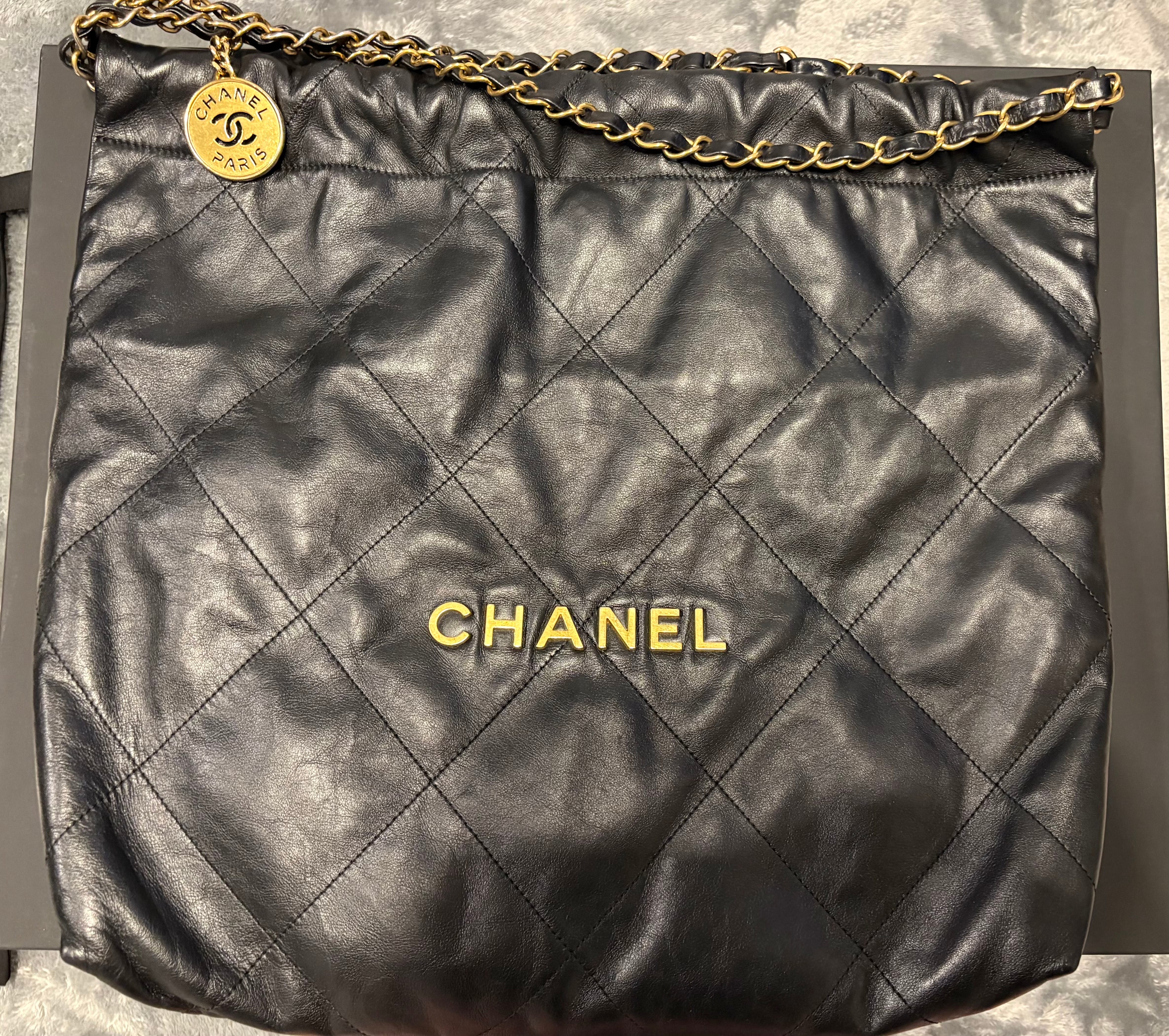 CHANEL 22 Hand Bag Shiny Calfskin "Black/Gold"
