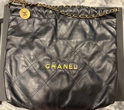 CHANEL 22 Hand Bag Shiny Calfskin "Black/Gold"
