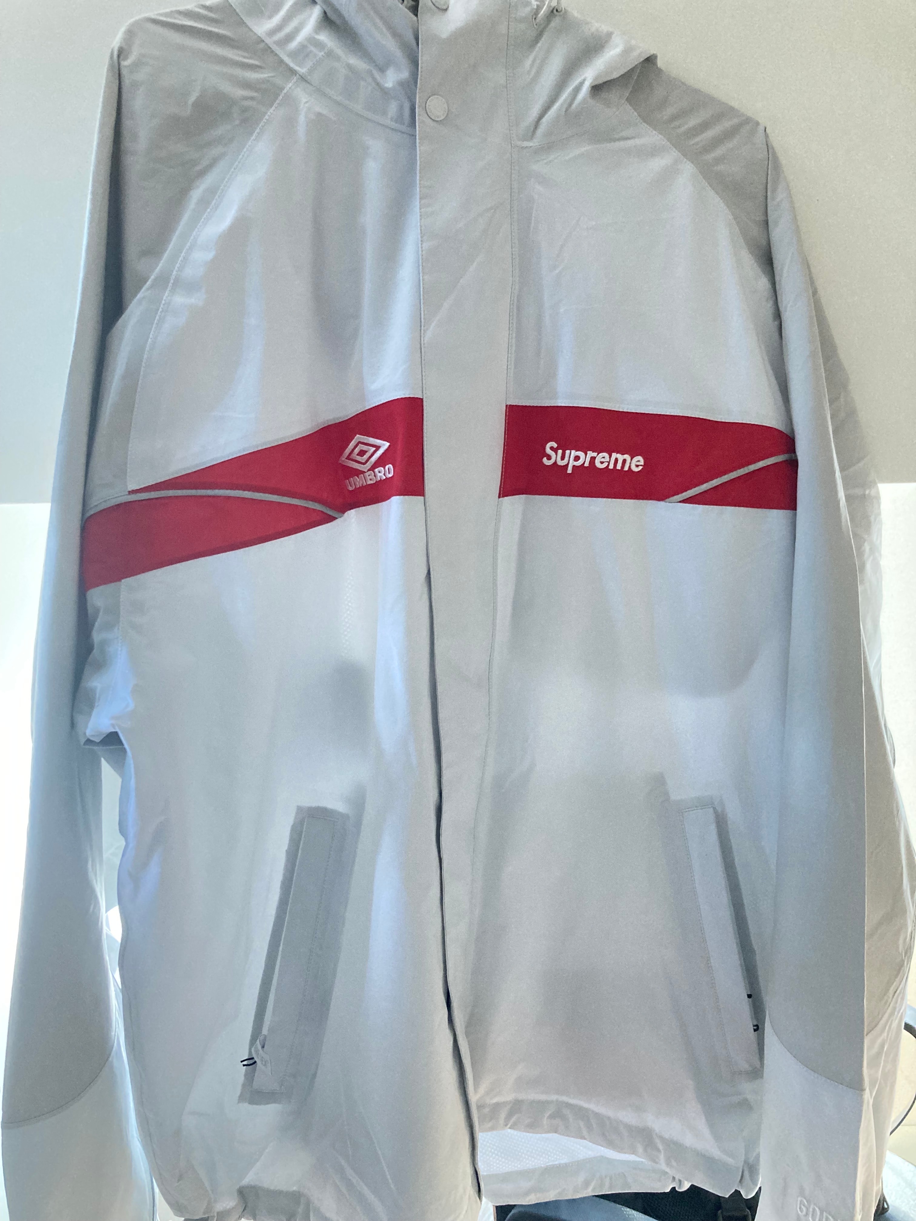 シュプリーム x アンブロ ゴアテックス フーデッド ジャケット "ホワイト"