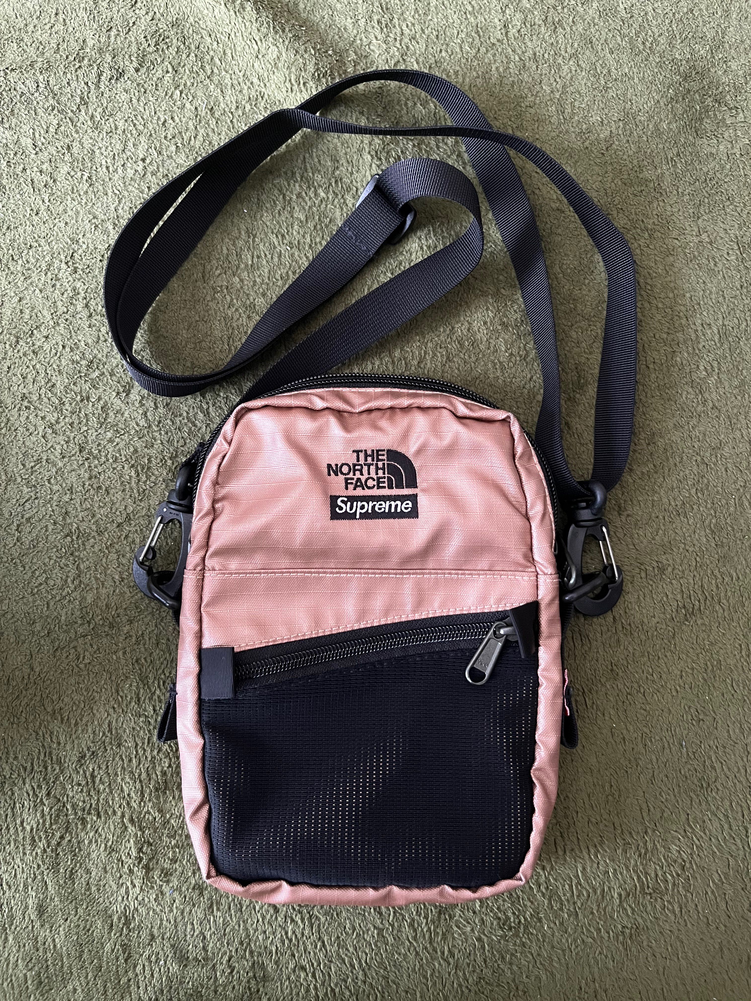 Supreme x The North Face Metallic Shoulder Bag Supreme x The North Face Metallic Shoulder Bag