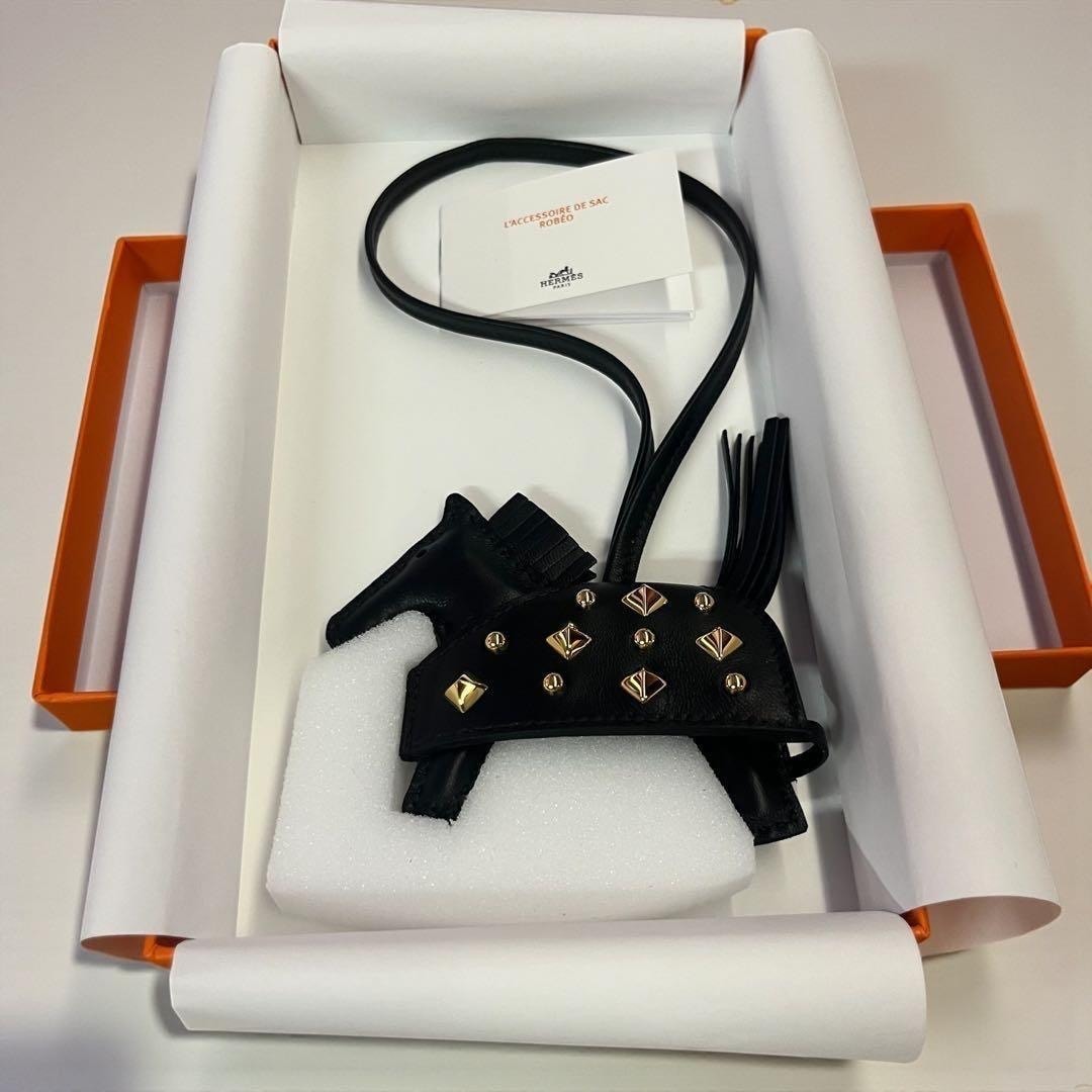 新品 HERMES ロベオ ロック PM ノワール シルバー金具 チャーム 最新