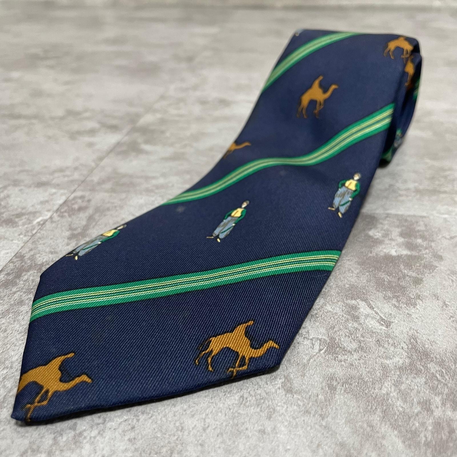 【HERMES】エルメス ラクダ キャメル 人物モチーフ ストライプ 動物柄 ネクタイ ネイビー 紺 グリーン 緑 シルク100% フランス製 メンズ