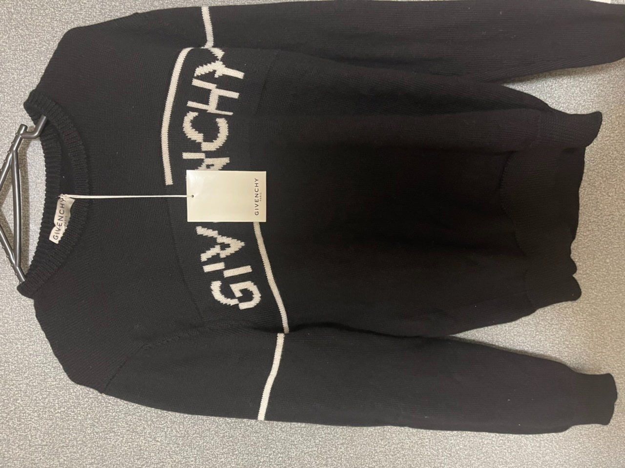 GIVENCHY、ニットセーター