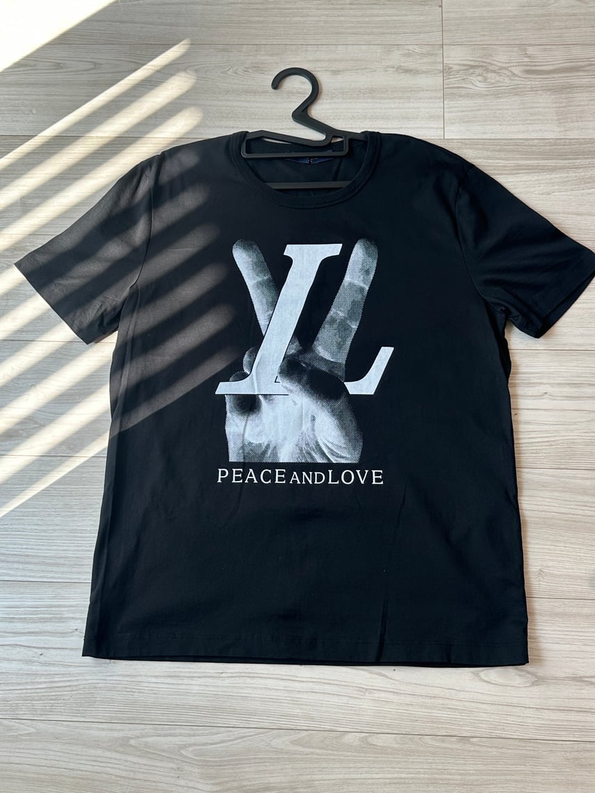 A (未使用に近い)】ルイヴィトン Peace&Love Black ティシャツの A (未使用に近い)】ルイヴィトン Peace&Love Black ティシャツの