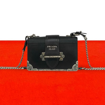 PRADA プラダ カイエ ロゴ 金具 レザー ショルダーバッグ ブラック
64428