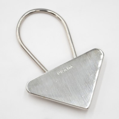 PRADA(プラダ)トライアングル ロゴ キーホルダー バッグチャーム シルバーカラー メタル イタリア製 全長7cm【中古】