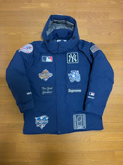 Supreme / New York Yankees GORE TEX 700-Fill Down Jacket "Navy"