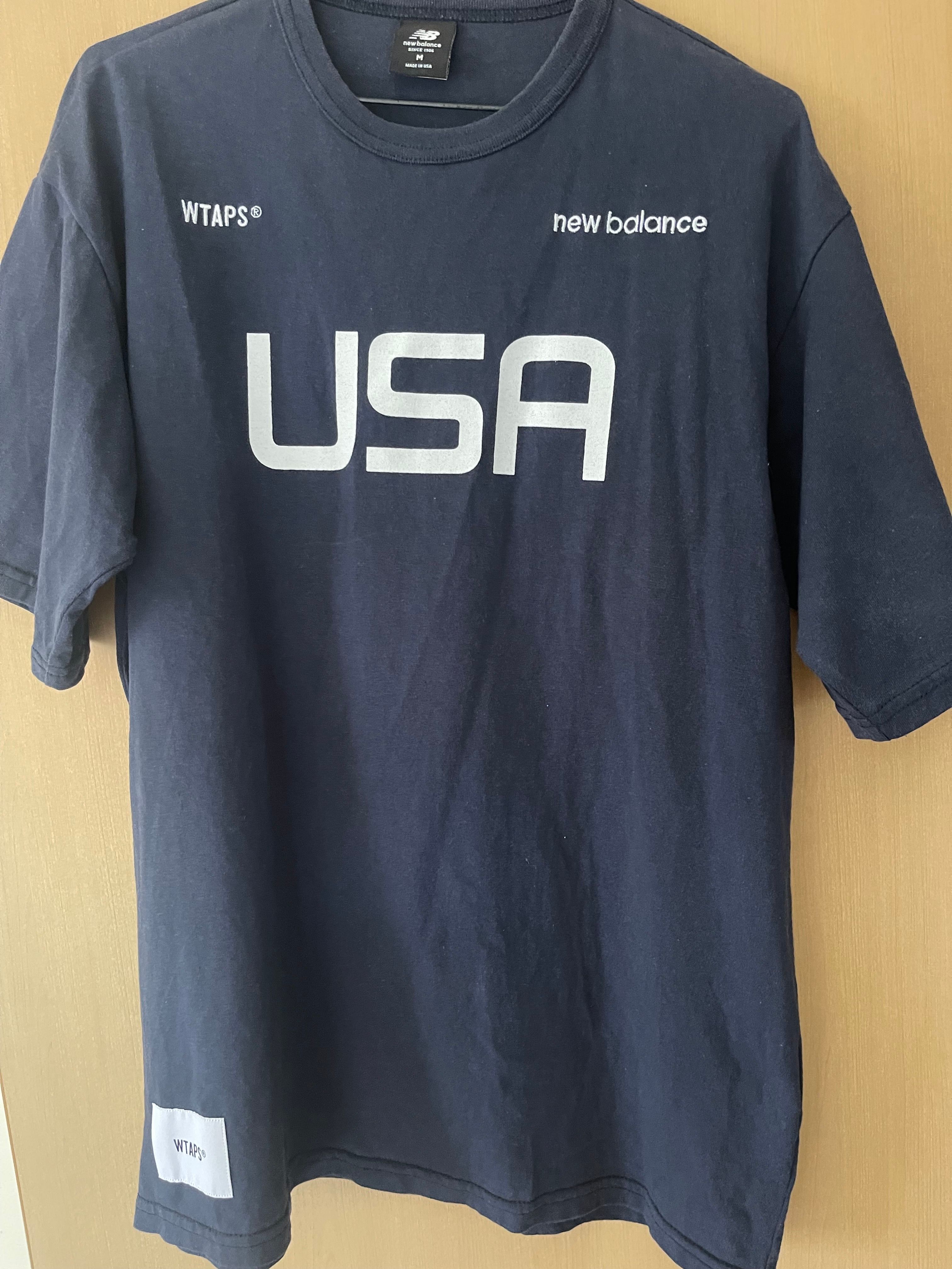 ダブルタップス ニューバランス アカデミー エスエス Tシャツ "ネイビー"