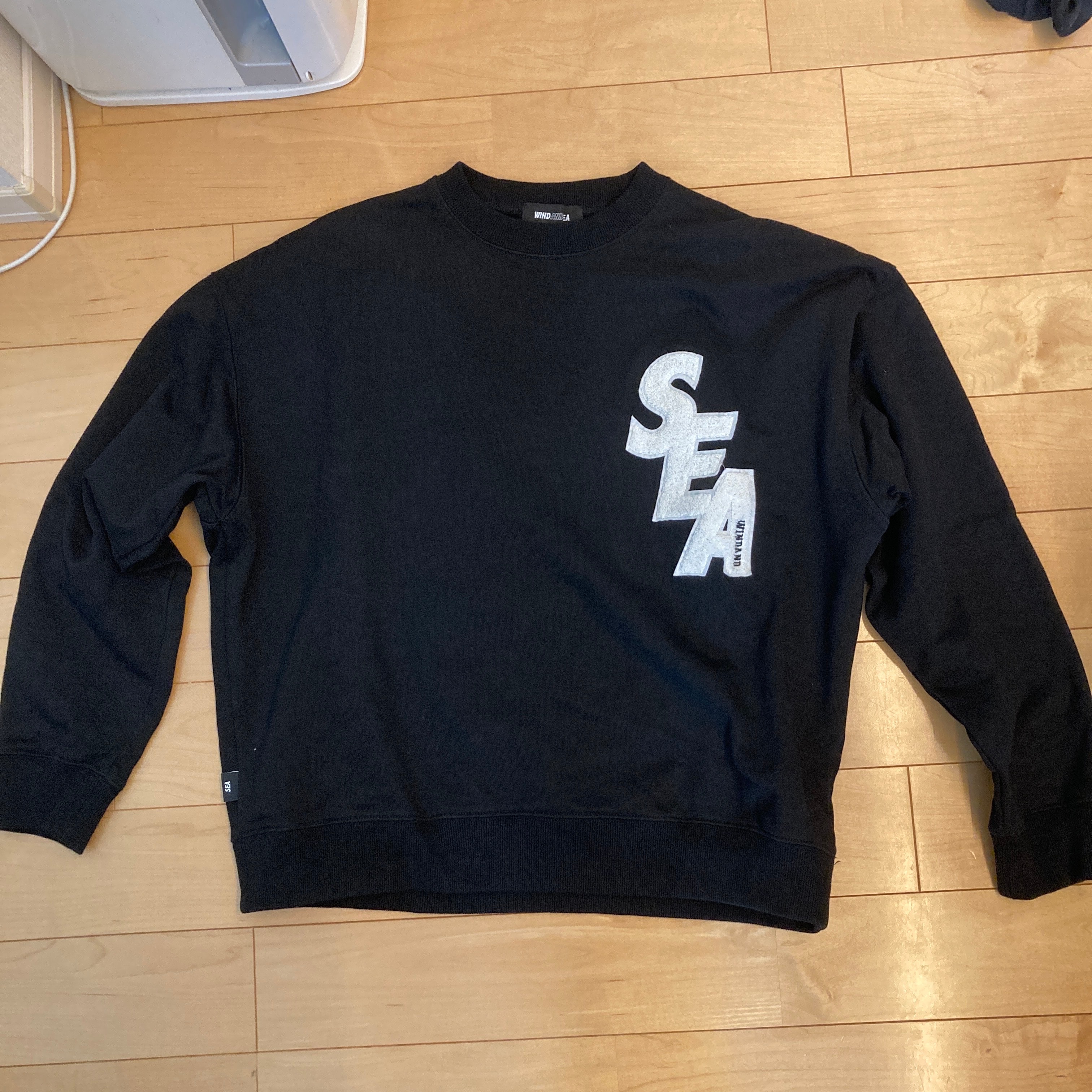ウィンダンシー シー パッチ クルー ネック スウェット "ブラック"