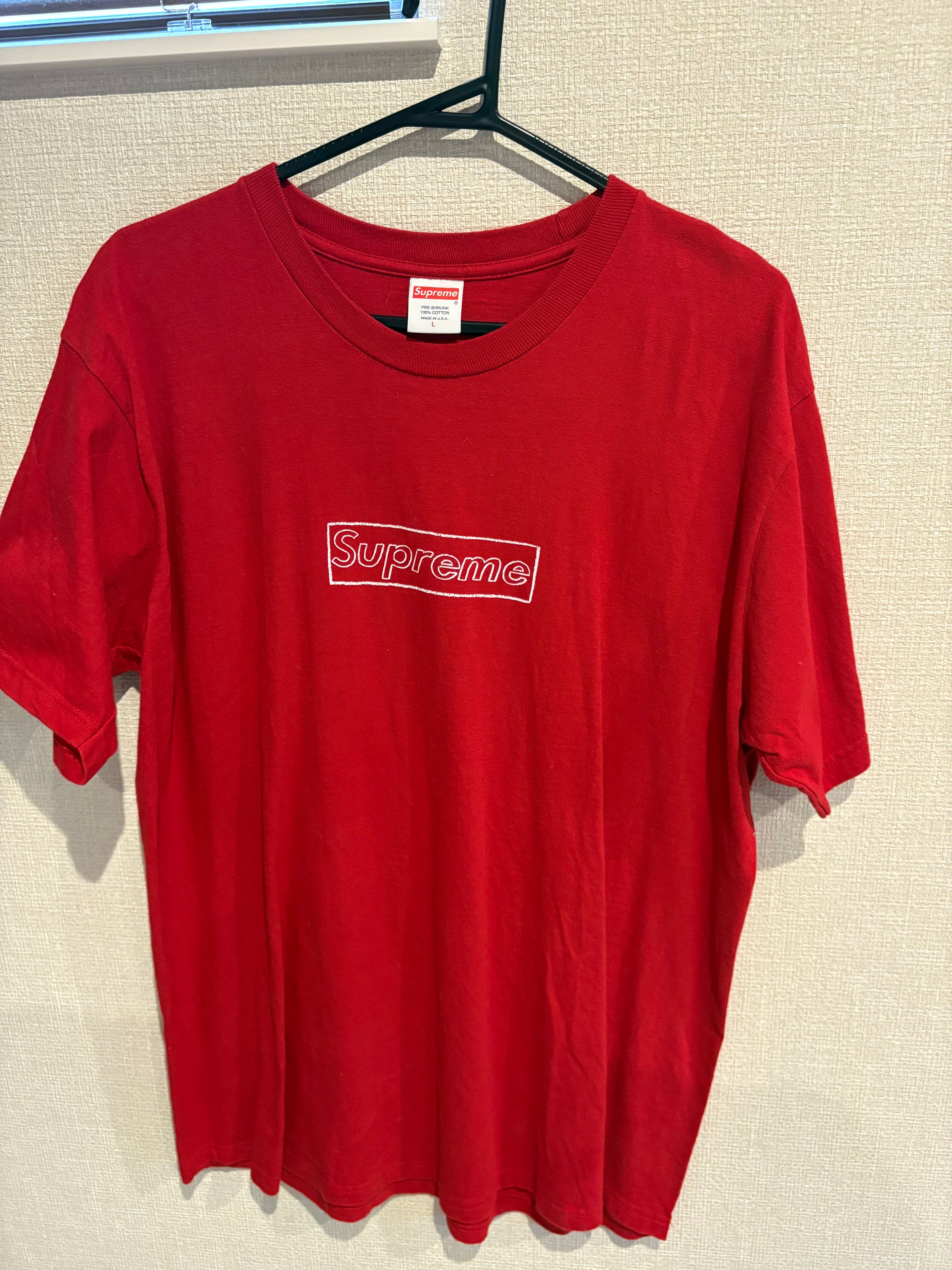 シュプリーム カウズ チョーク ロゴ Tシャツ "レッド"