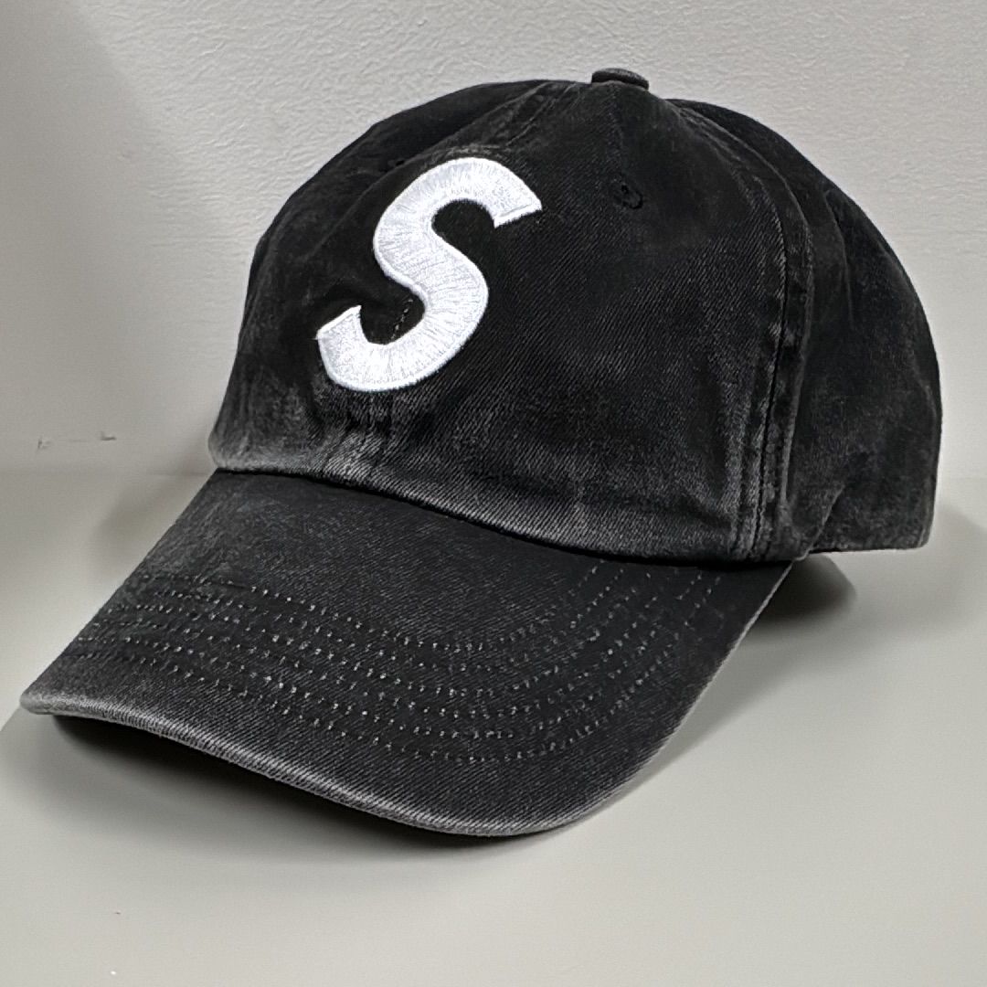 シュプリーム ピグメント コーティング S ロゴ 6 パネル "ブラック"