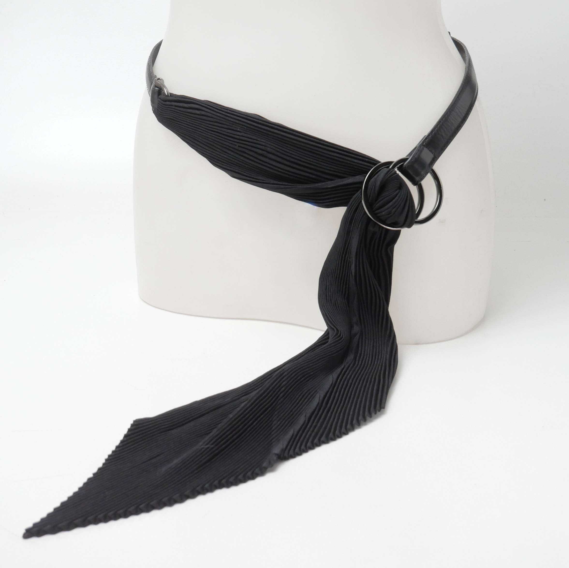 ■美品■ISSEY MIYAKE イッセイミヤケ ベルト プリーツ レザーベルト ブランド古着【中古】20261016/RB1148