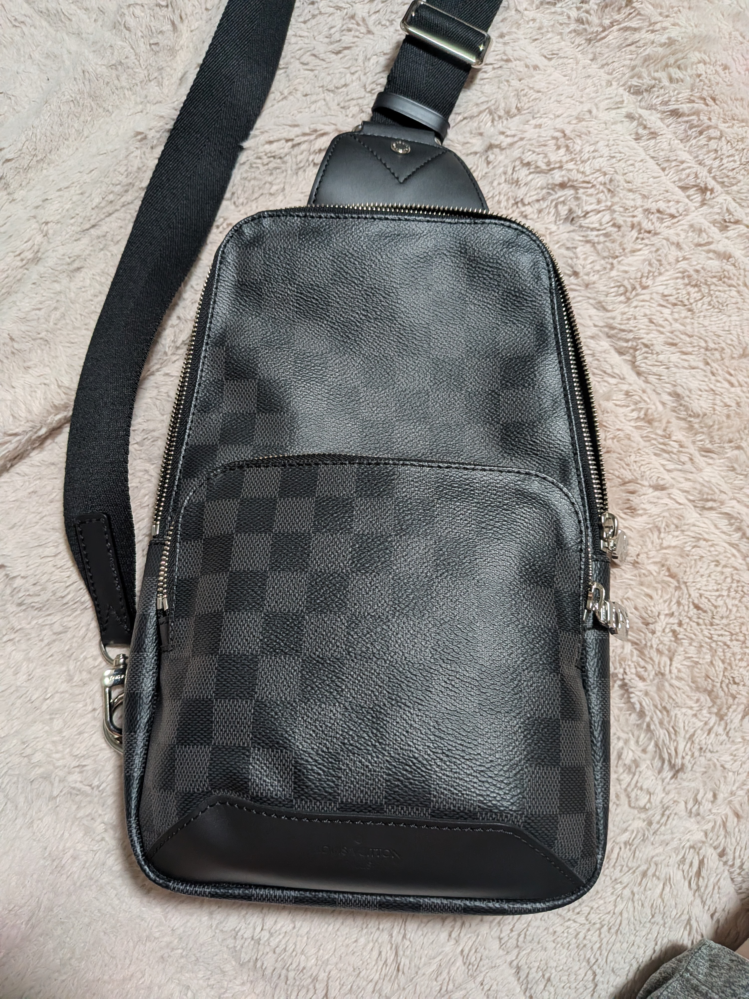 LOUIS VUITTON(ルイヴィトン)アヴェニュー・スリングバッグ ダミエ・グラフィット ボディバッグ ショルダーバッグ ブラック メンズ
