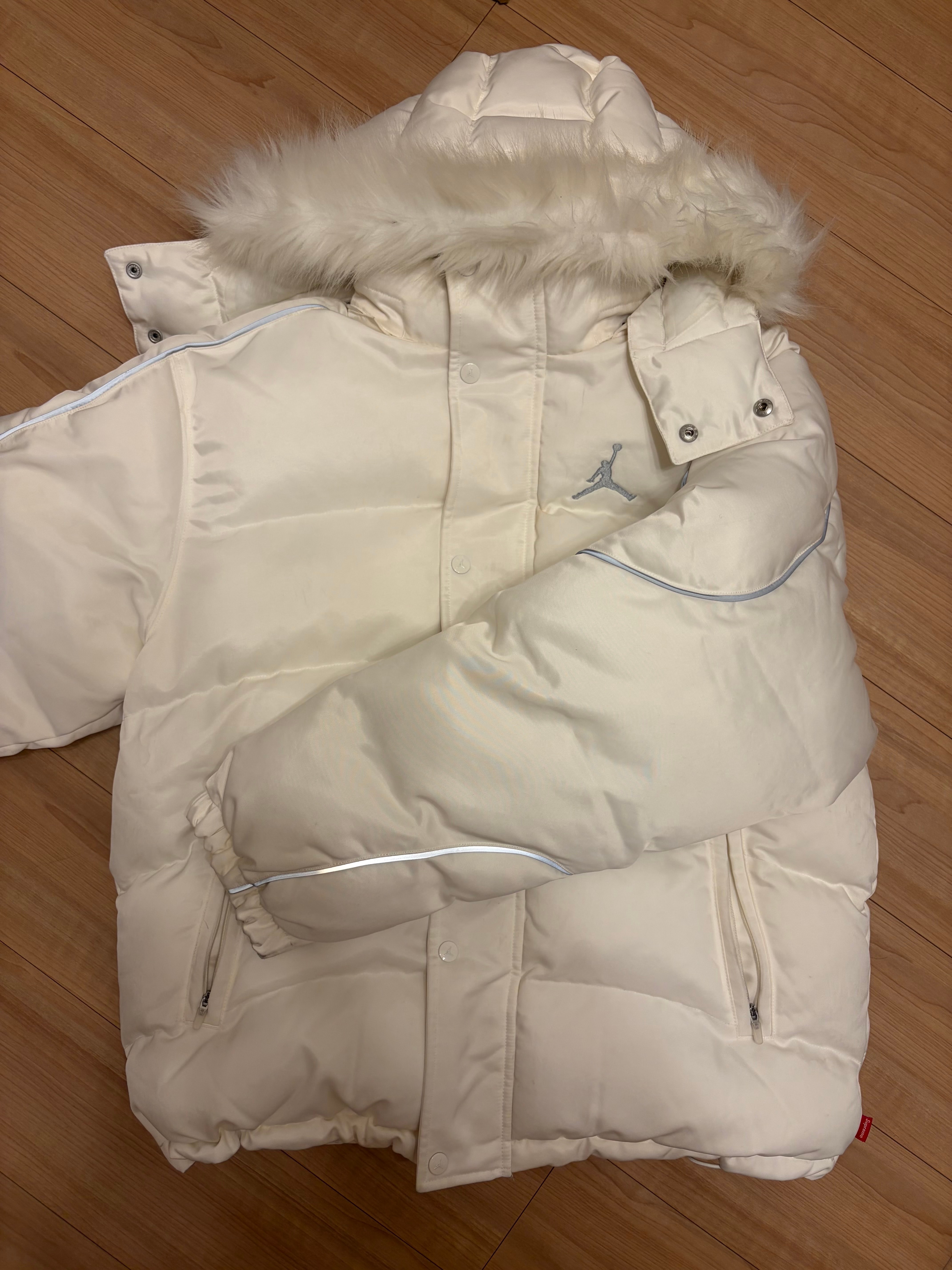 Supreme x Jordan Puffer Jacket "Sail"