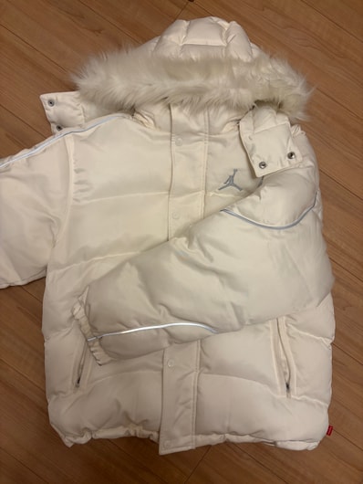Supreme x Jordan Puffer Jacket "Sail"