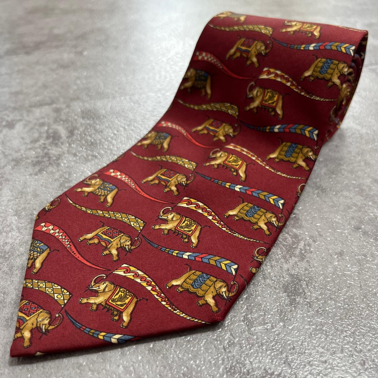 【Salvatore Ferragamo】サルヴァトーレフェラガモ シルク ネクタイ ワインレッド イエロー ブルー 象 小紋 メンズ用 ビジネス フォーマル