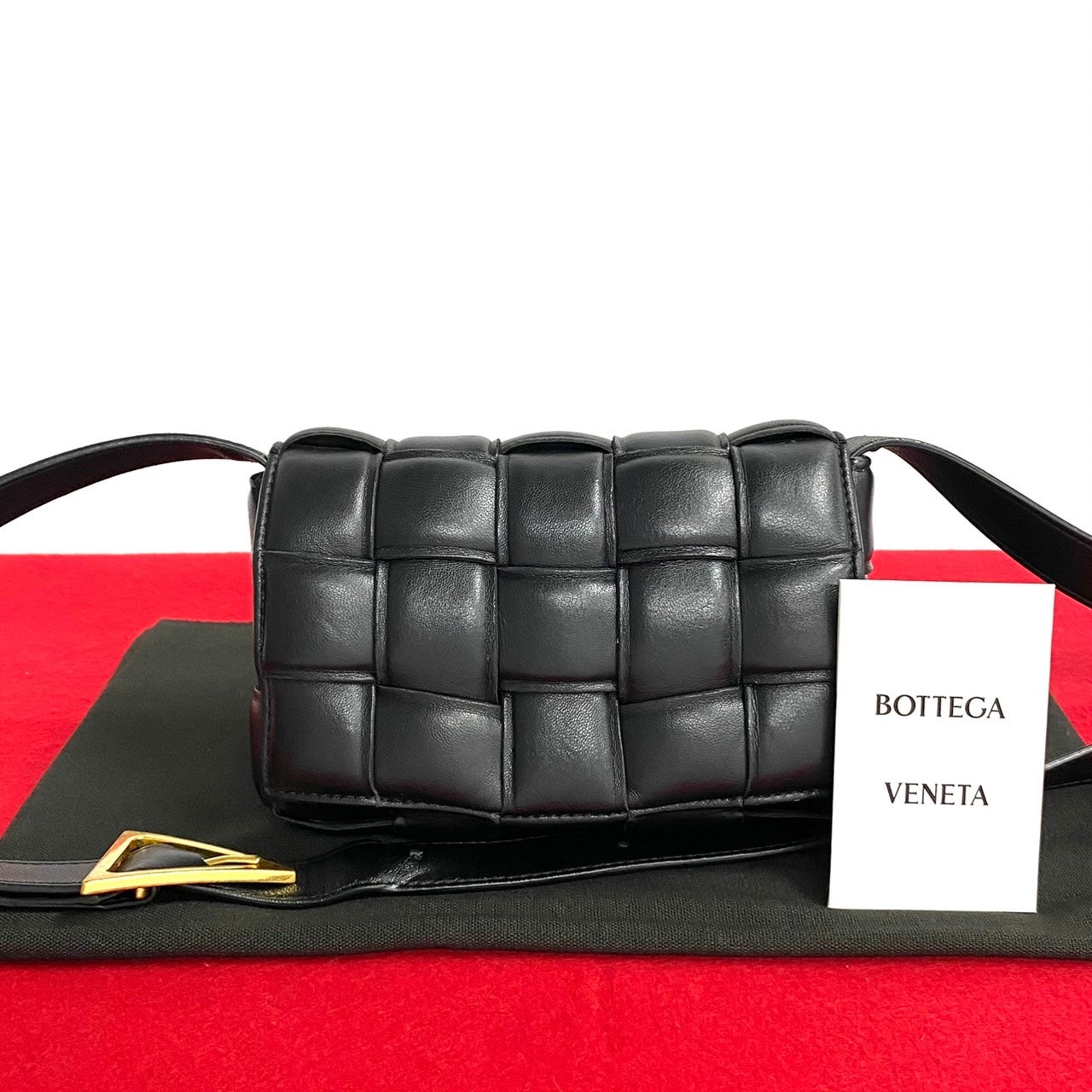 BOTTEGA VENETA ボッテガヴェネタ パデッドカセット ミニ レザー ショルダーバッグ ブラック
 10106