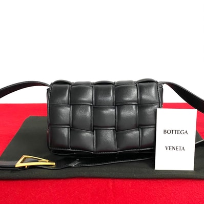 BOTTEGA VENETA ボッテガヴェネタ パデッドカセット ミニ レザー ショルダーバッグ ブラック
10106