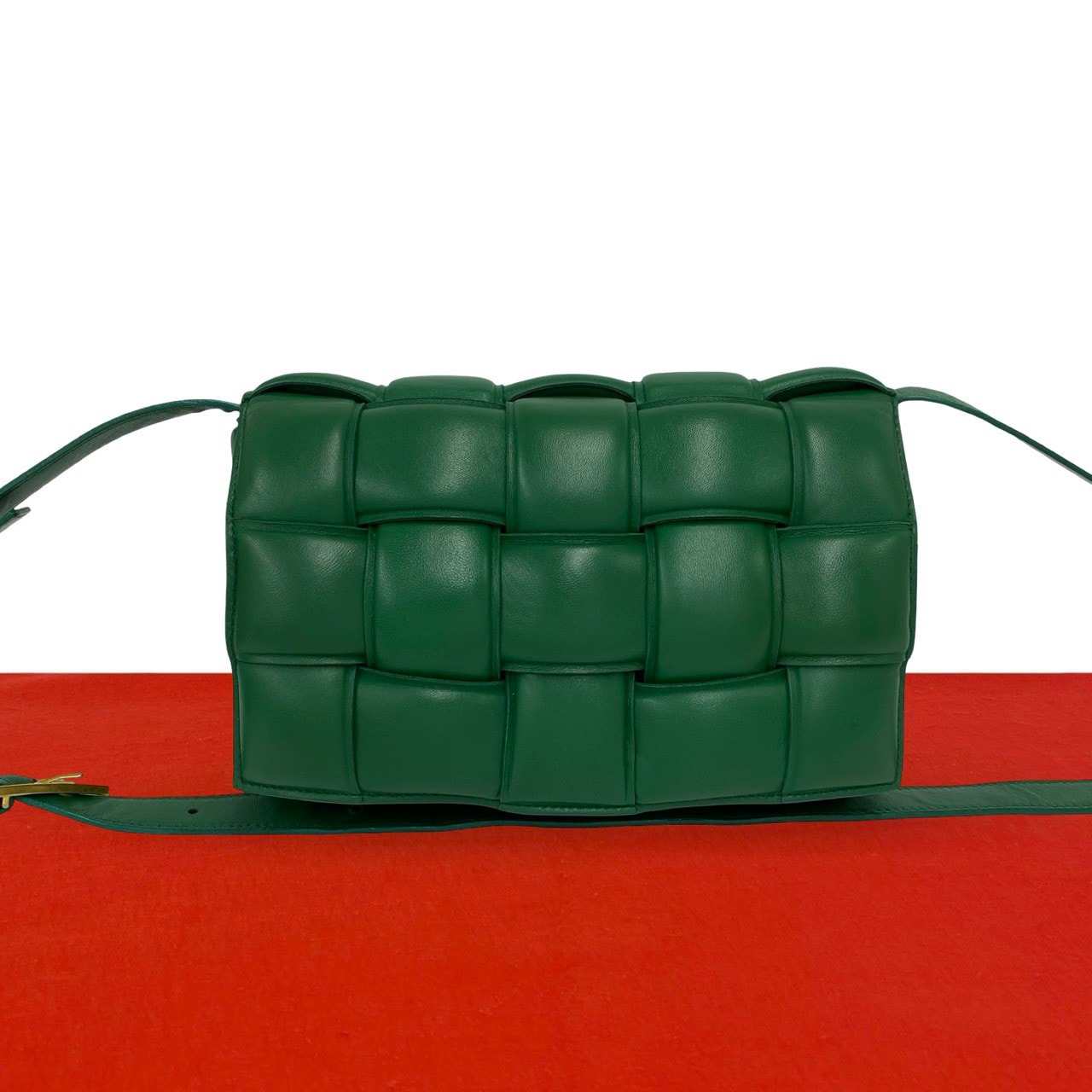 BOTTEGA VENETA ボッテガヴェネタ パデッドカセット イントレチャート レザー ショルダーバッグ グリーン
33550