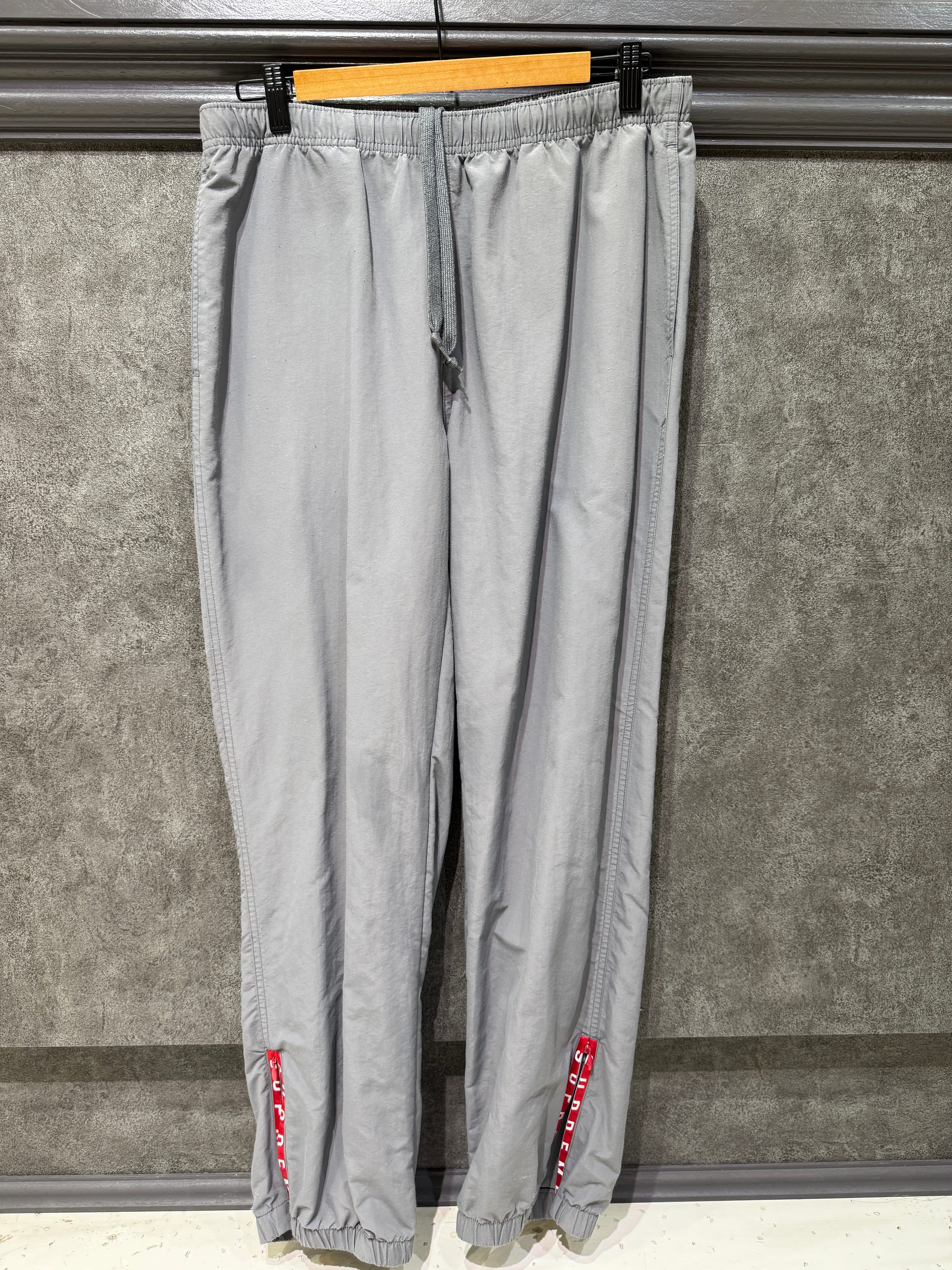 シュプリーム ウォームアップ パンツ "ダーク グレー" (22SS)