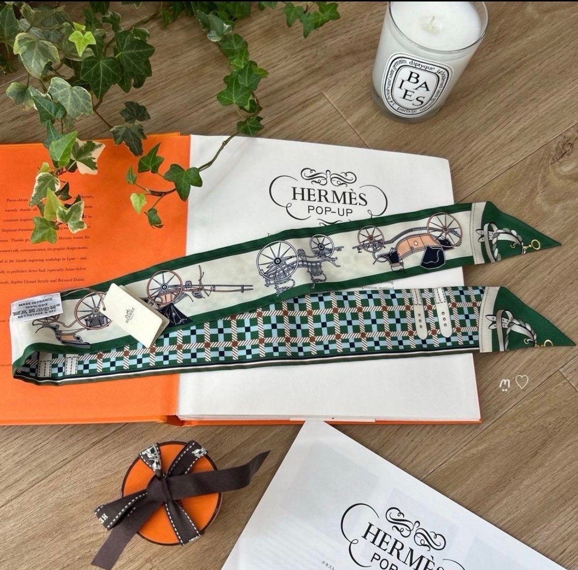 値下げ【未使用】HERMES シルク ツイリー 馬車 未使用に近い】新品 HERMESエルメス ツイリー 馬車の変遷 シルクリボン
