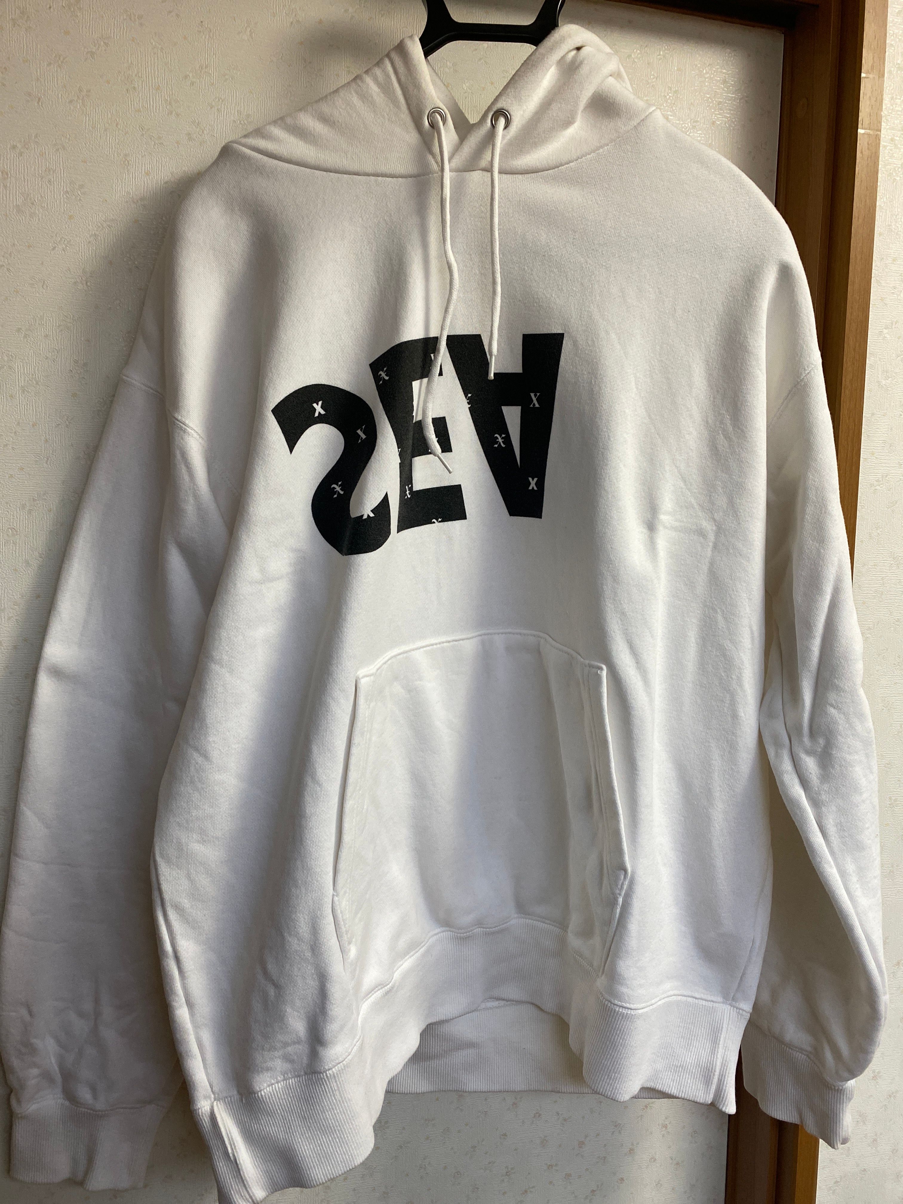 ウィンダンシー トリプルエックス (モノグラム) フーディー "ホワイト"