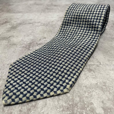【Dunhill】ダンヒル キューブ柄 ネクタイ 立体模様 ブロック 幾何学模様 連続柄 織り模様 総柄 ネイビー アイボリー メンズ スーツコーデ