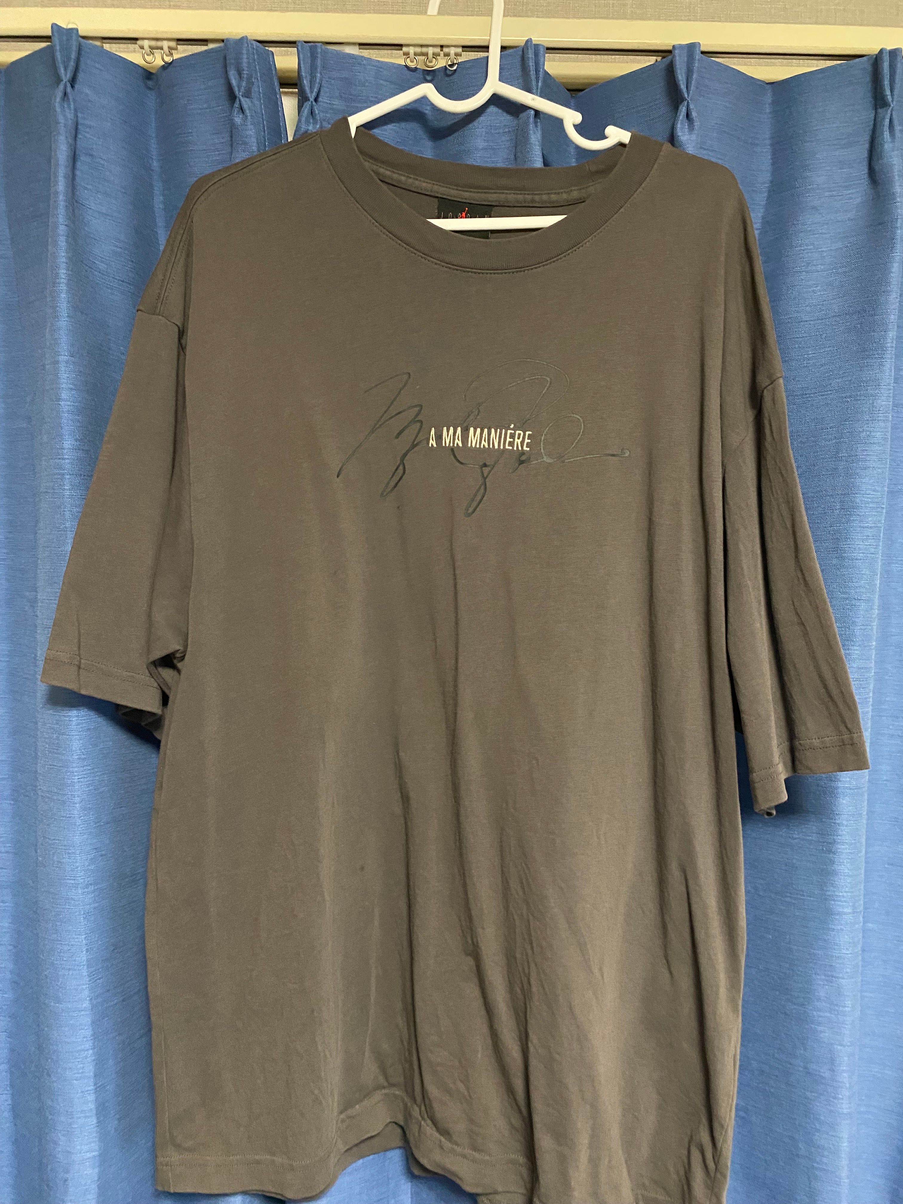 A MA MANIERE × JORDAN Tee "Midnight Fog/Light Cream"