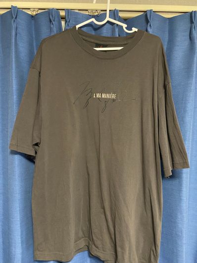 A MA MANIERE × JORDAN Tee "Midnight Fog/Light Cream"