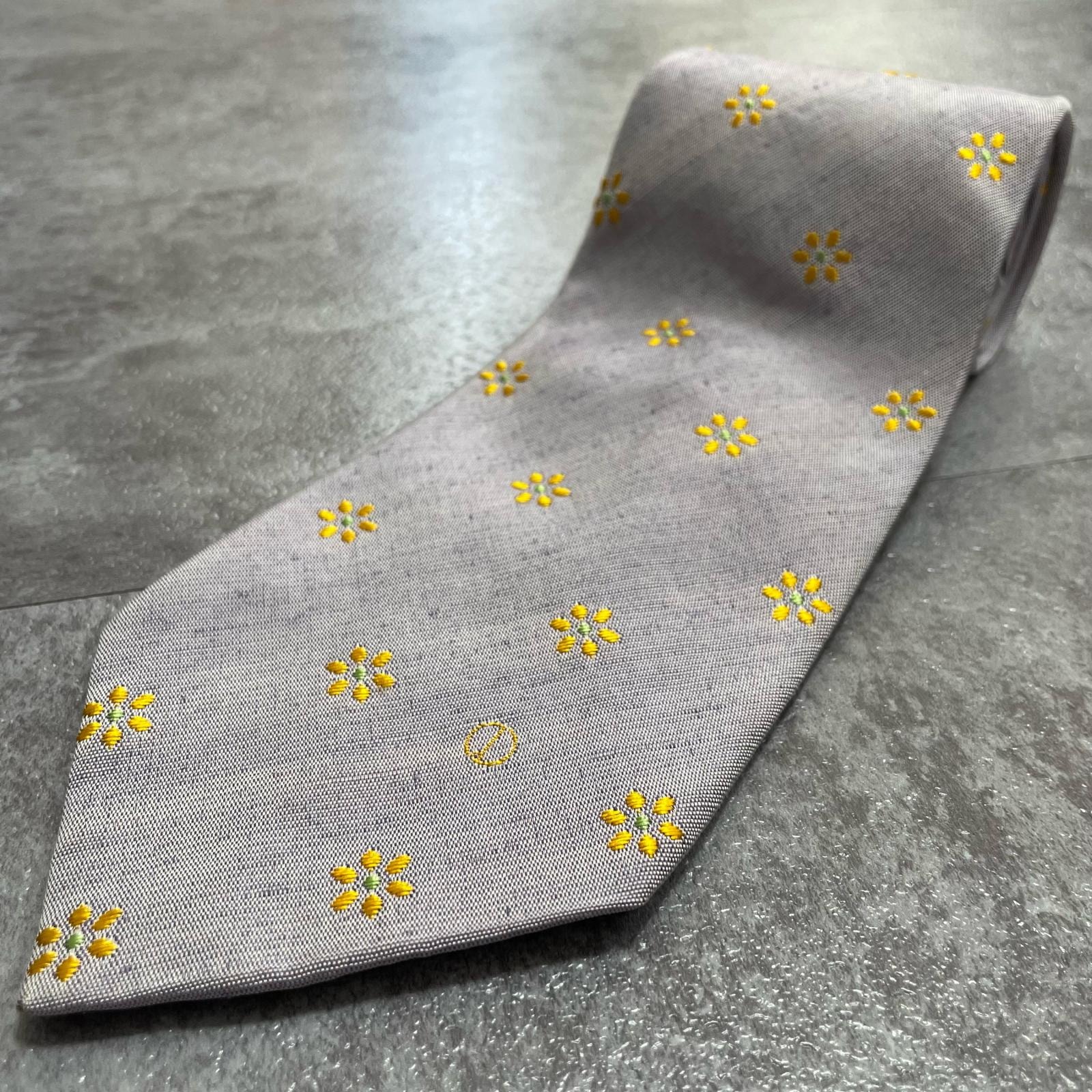 【dunhill】ダンヒル ロゴ入り 小紋柄ネクタイ シルク リネン メンズ イギリス製 グレー 灰色 イエロー 黄色 花柄 フラワーモチーフ 総柄 ビジネス ヴィンテージ dロゴ