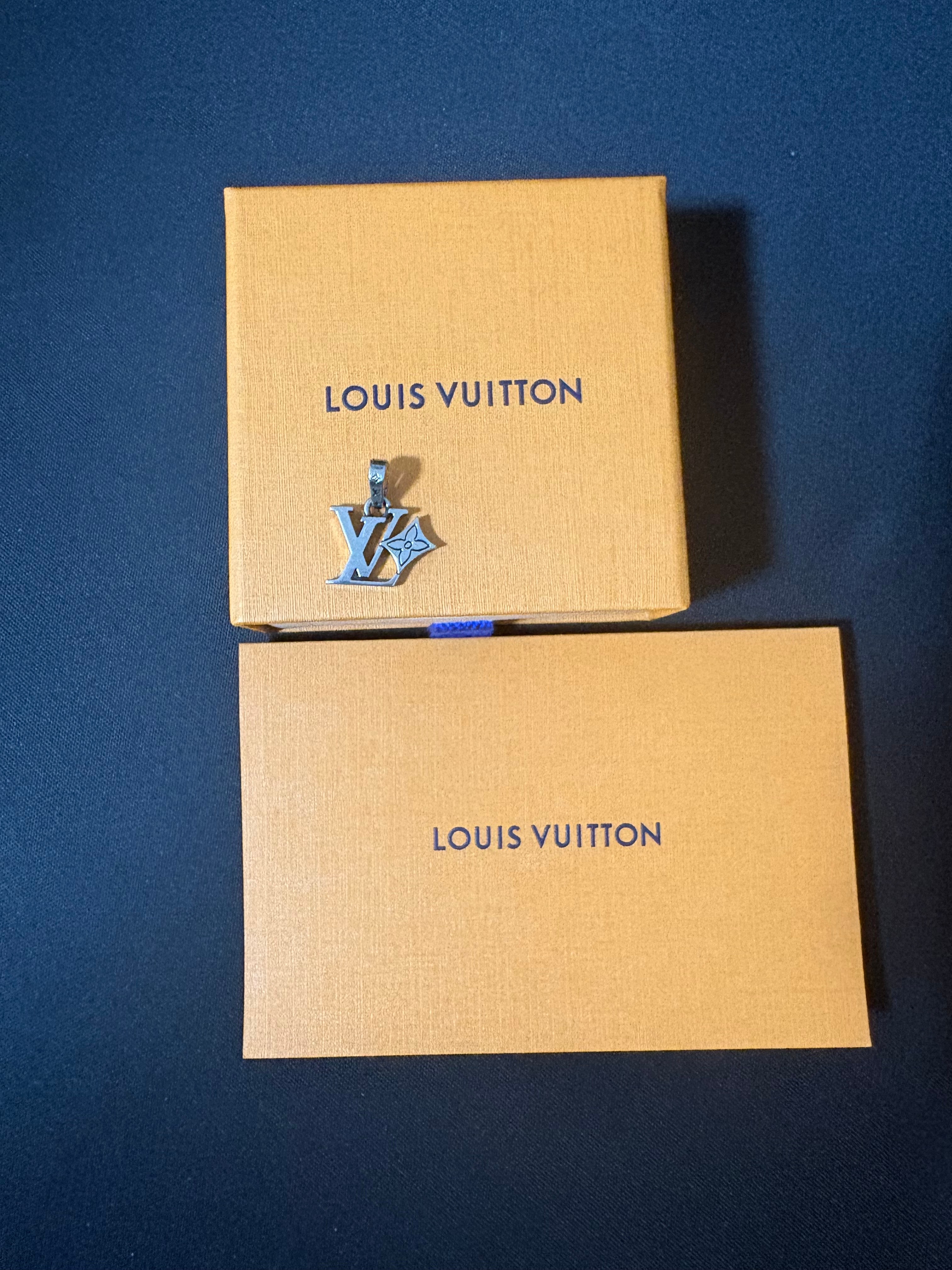LOUIS VUITTON  チャーム　LVフラワー