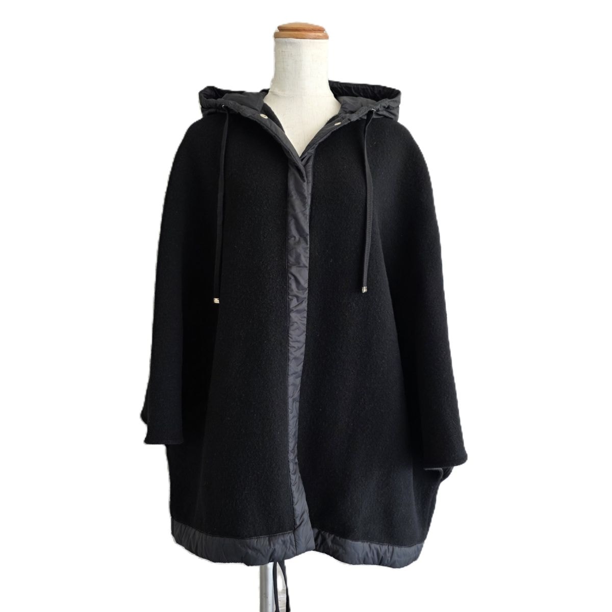 【値下げ】MONCLER モンクレール ウール×ダウン CAPE ケープ フード付き アウター 羽織 ポンチョ ウール  レディース【中古】