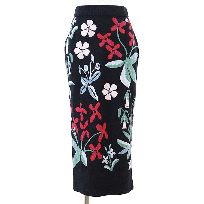 【新品同様】CHANEL シャネル ニットスカート P71151 レディース サイズ 36 カシミヤ100% COCOマークチャーム クローバー フラワー ボトムス ジャガード 共糸付属 ブラック 黒 イギリス製 ヴィルジニー・ヴィアール期