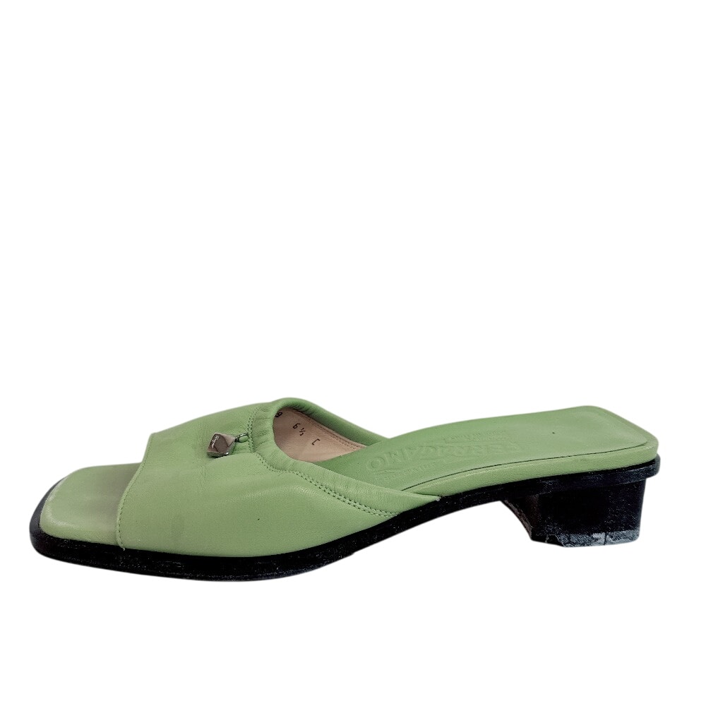 サルヴァトーレフェラガモ Salvatore Ferragamo パンプス ロゴチャーム グリーン