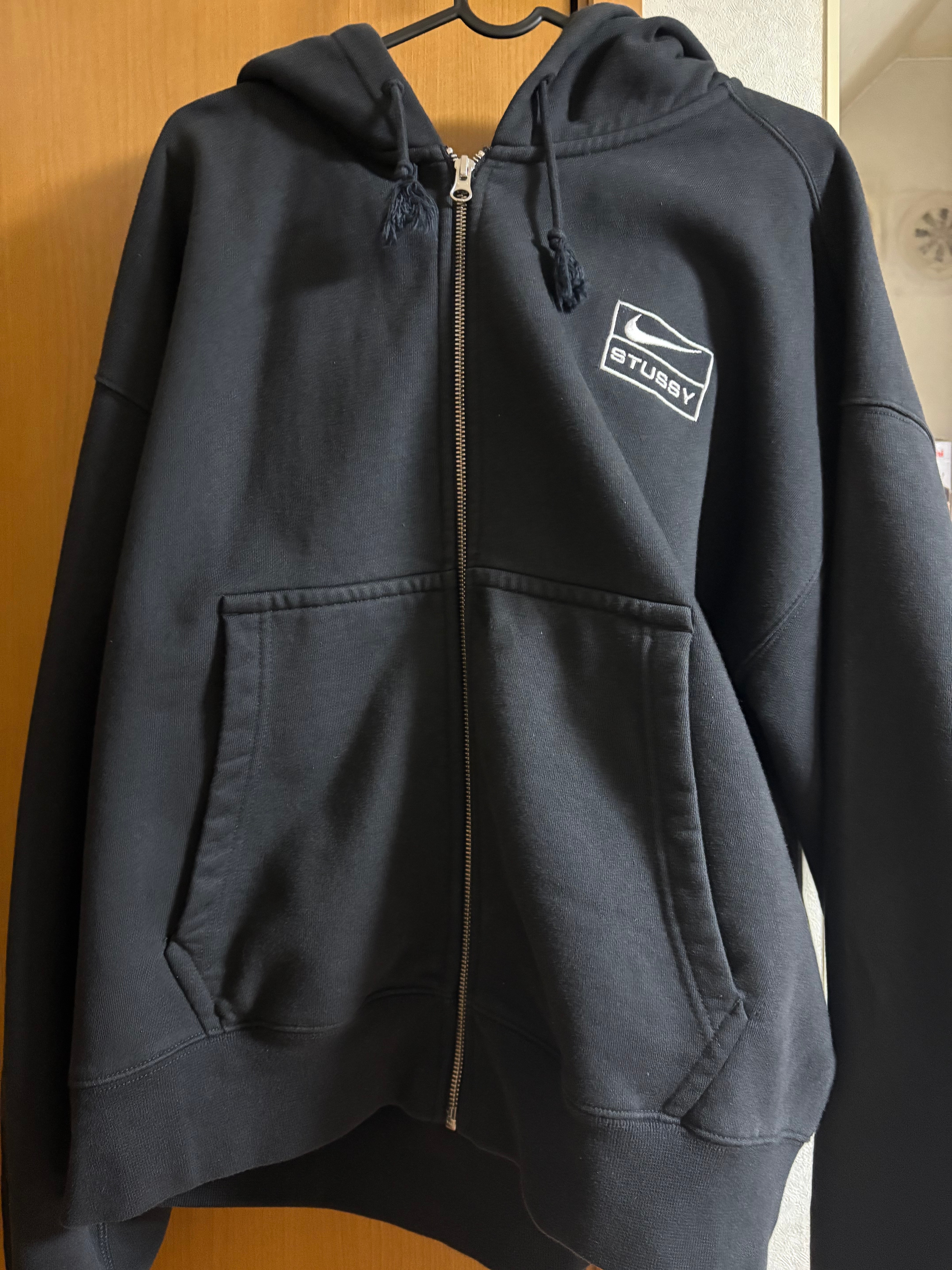 ステューシー x ナイキ ストーンウォッシュド フリース ジップアップ フーディー "ブラック" (US サイズ) FJ9175-010 