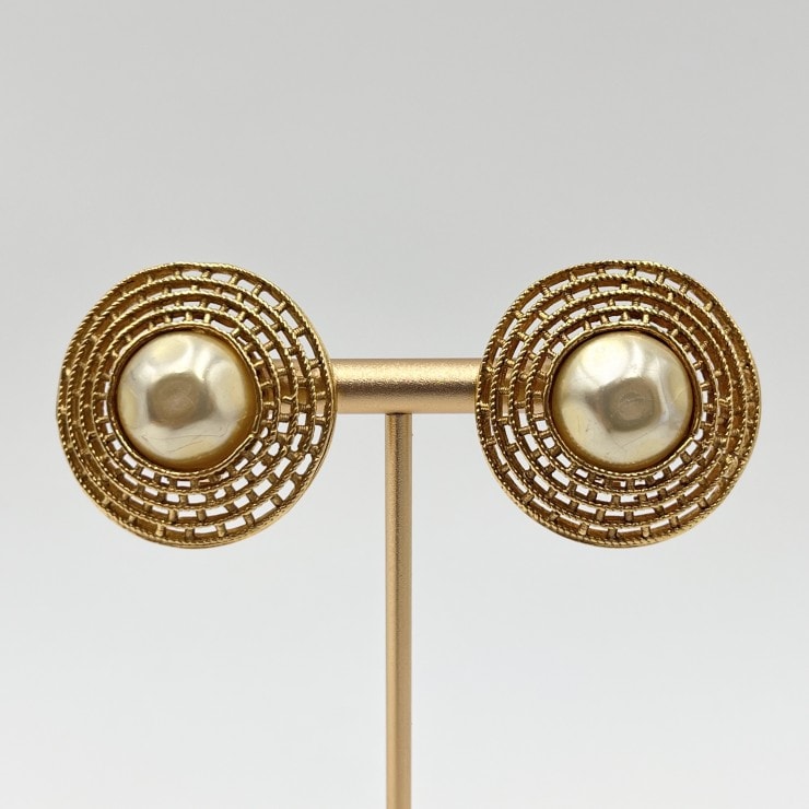 CHANEL(シャネル)ヴィンテージ フェイクパール イヤリング ゴールドカラー ラウンド 透かしデザイン ココマーク刻印 MADE IN FRANCE レディース【中古】