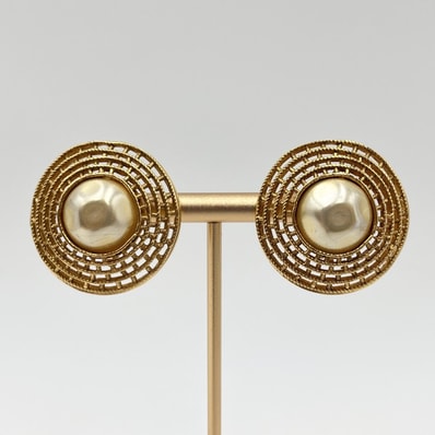 CHANEL(シャネル)ヴィンテージ フェイクパール イヤリング ゴールドカラー ラウンド 透かしデザイン ココマーク刻印 MADE IN FRANCE レディース【中古】