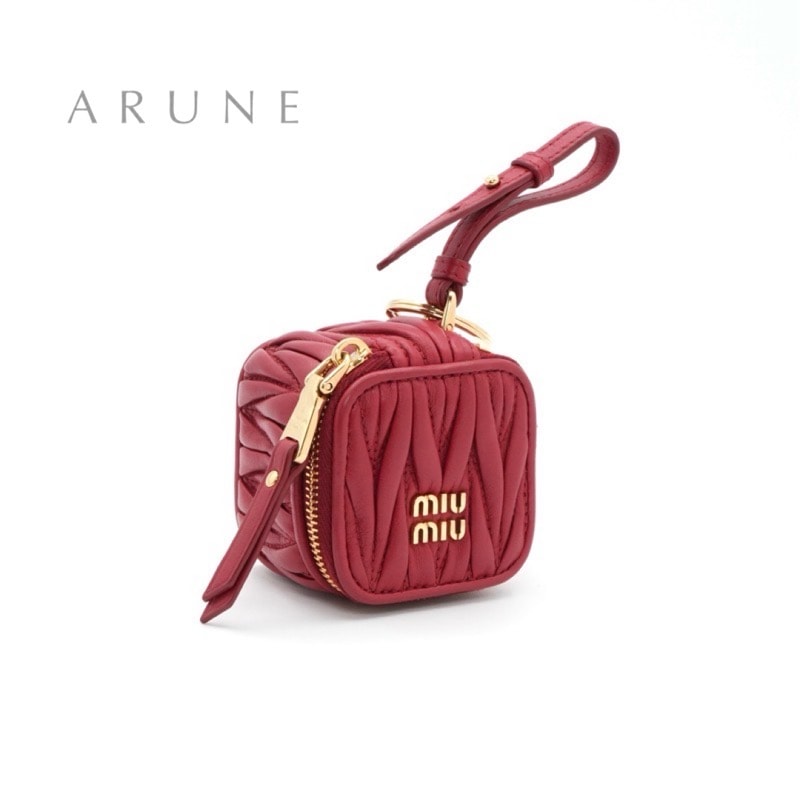 ミュウミュウ MIUMIU チャーム レッド ゴールド ロゴ マテラッセ バッグチャーム キーリング キーホルダー ミニポーチ