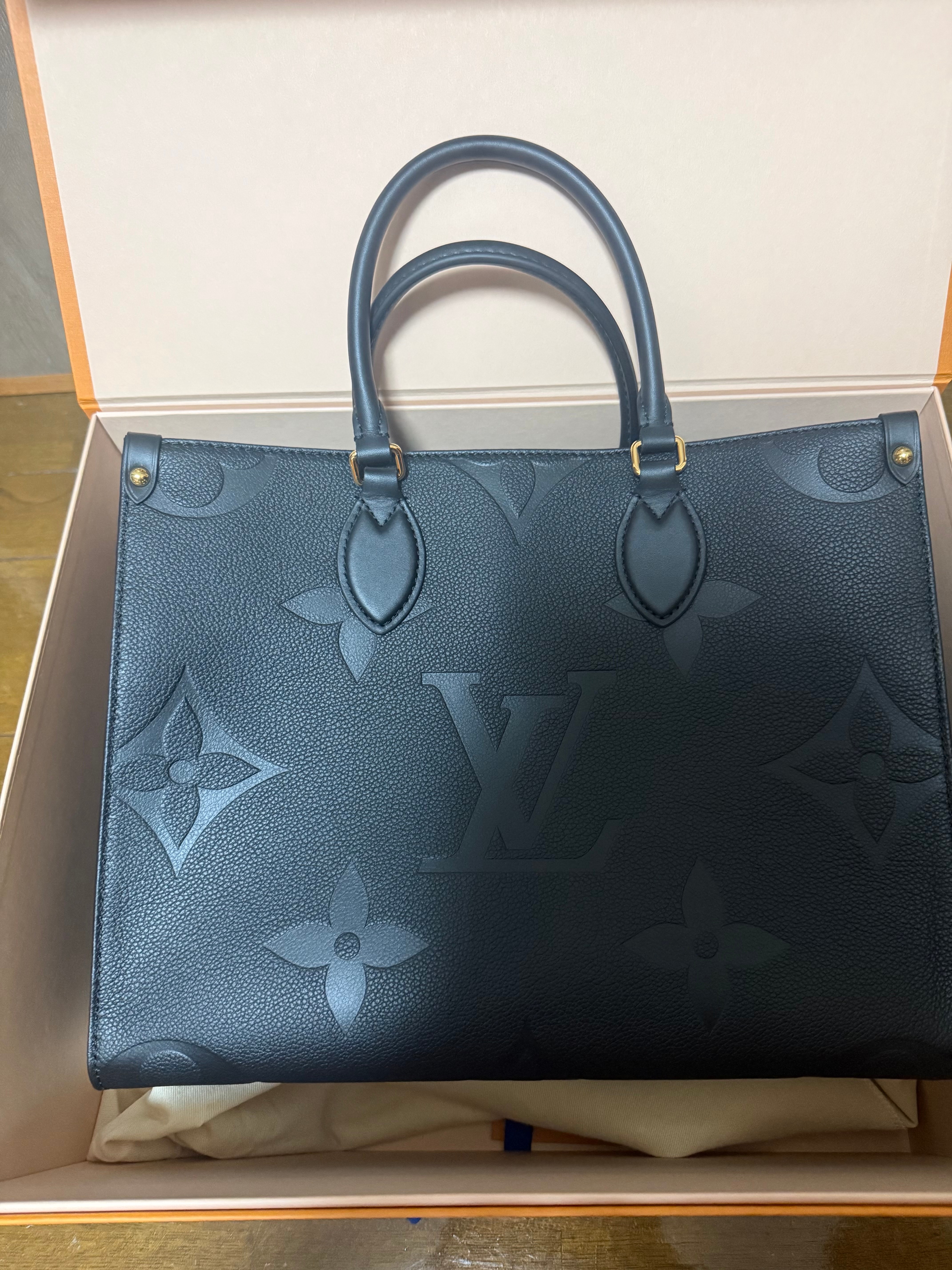 ルイヴィトン  オンザゴー MM モノグラム・アンプラント "ノワール" M45595