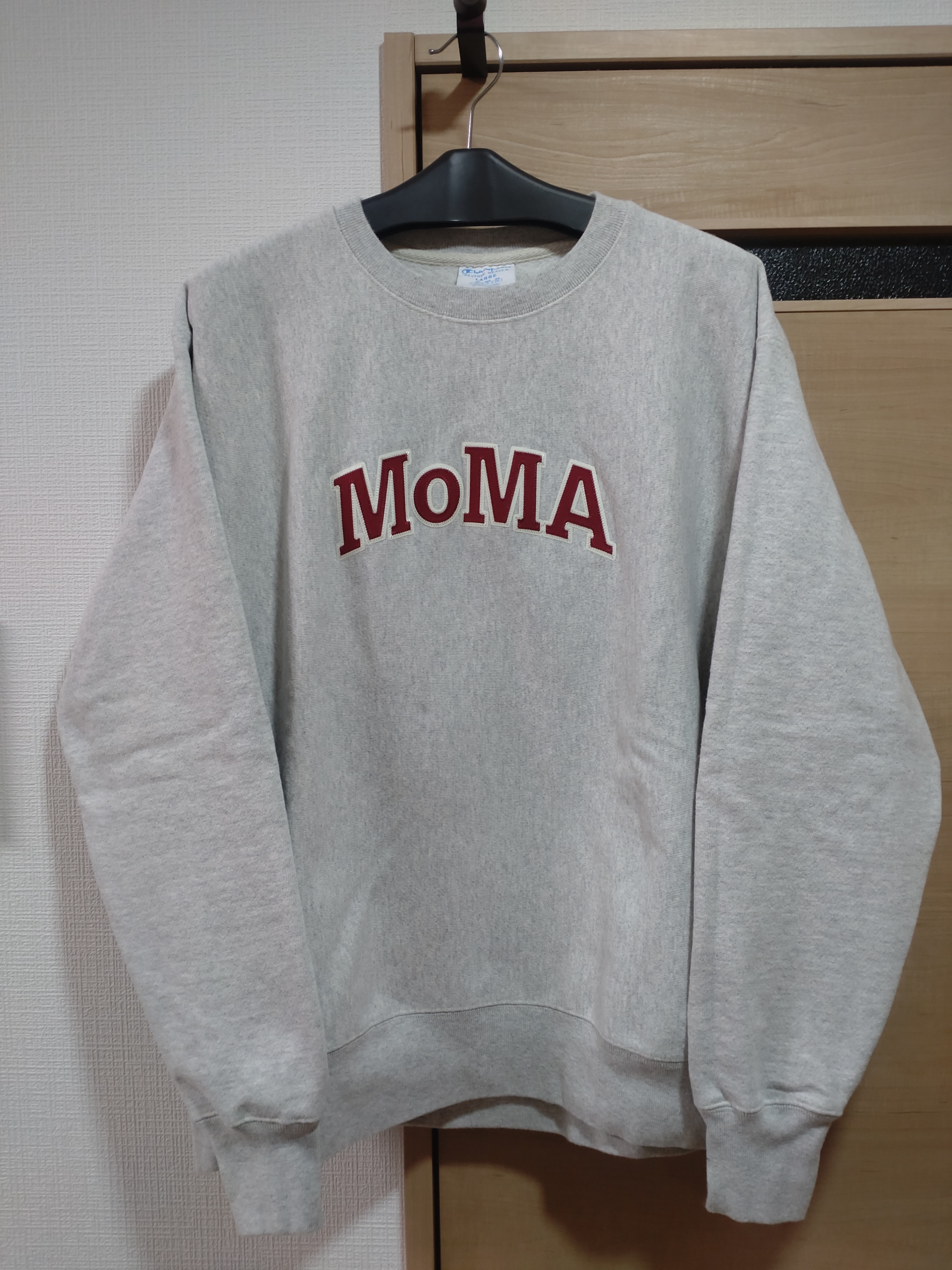 Champion クルーネックスウェットシャツ MoMA Edition グレー×レッド