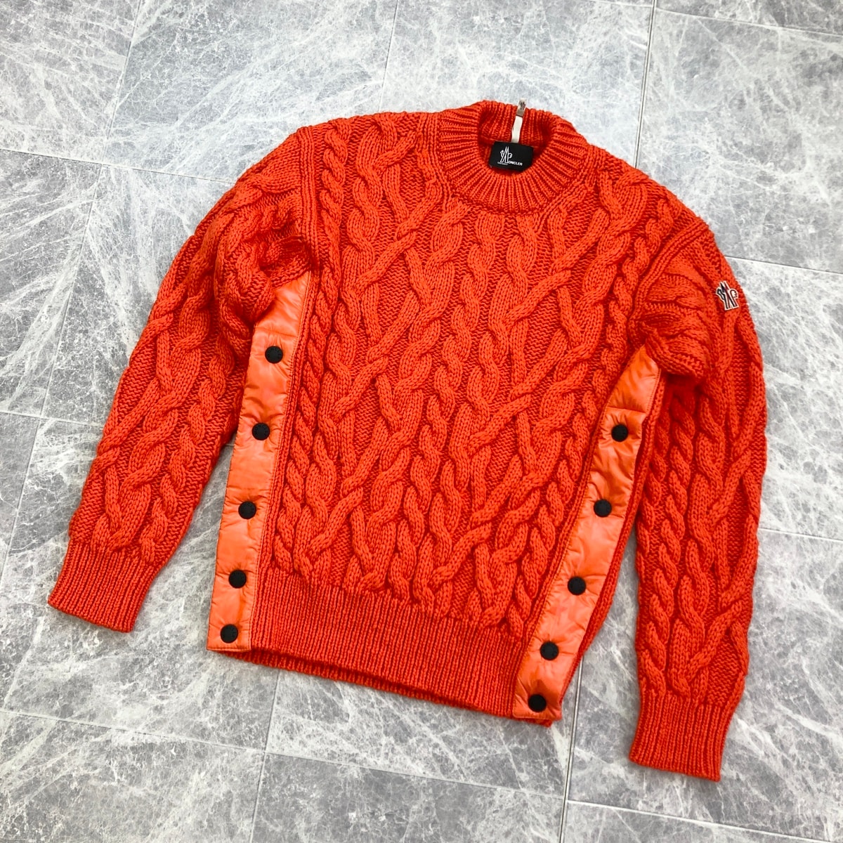 【値下げ】MONCLER モンクレール ケーブルニット クルーネック セーター GIROCOLLO TRICOT  ニット H20979C00004 M ウール ナイロン オレンジ  メンズ【中古】