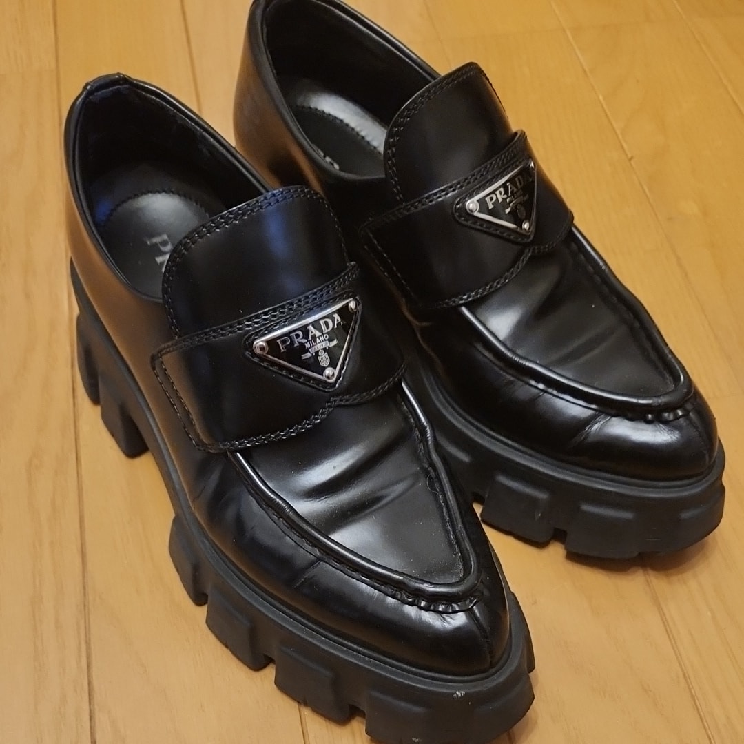 PRADA(プラダ) モノリス ブラッシュドレザー ポインテッドトゥ ローファー 厚底 靴 シューズ トライアングルロゴ