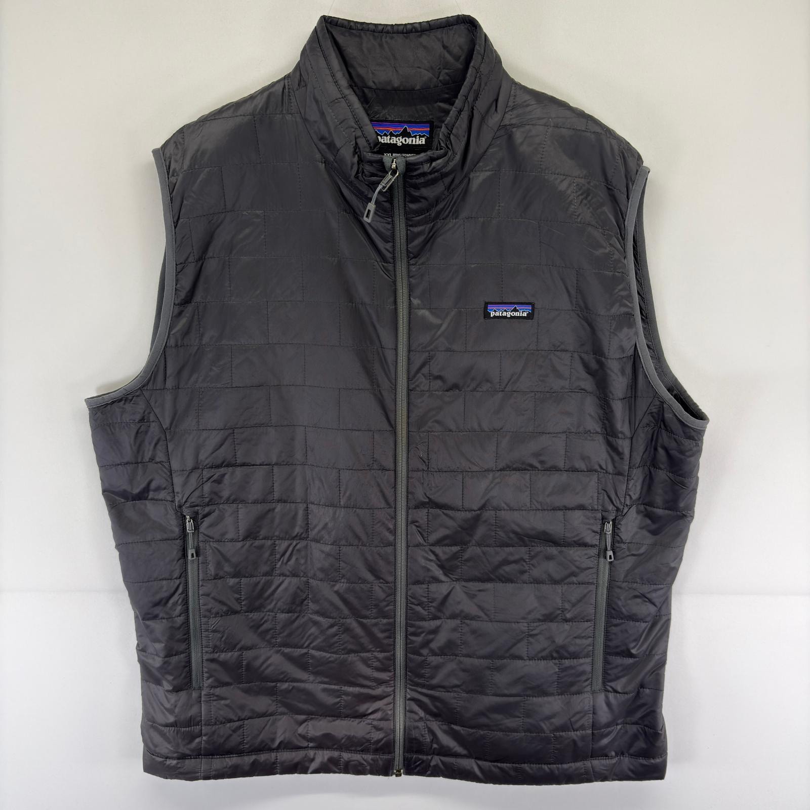 古着 パタゴニア patagonia ベスト フルジップ アウトドア ワンポイントロゴ 刺繍ワッペン 2XL  ダークグレー系 メンズ