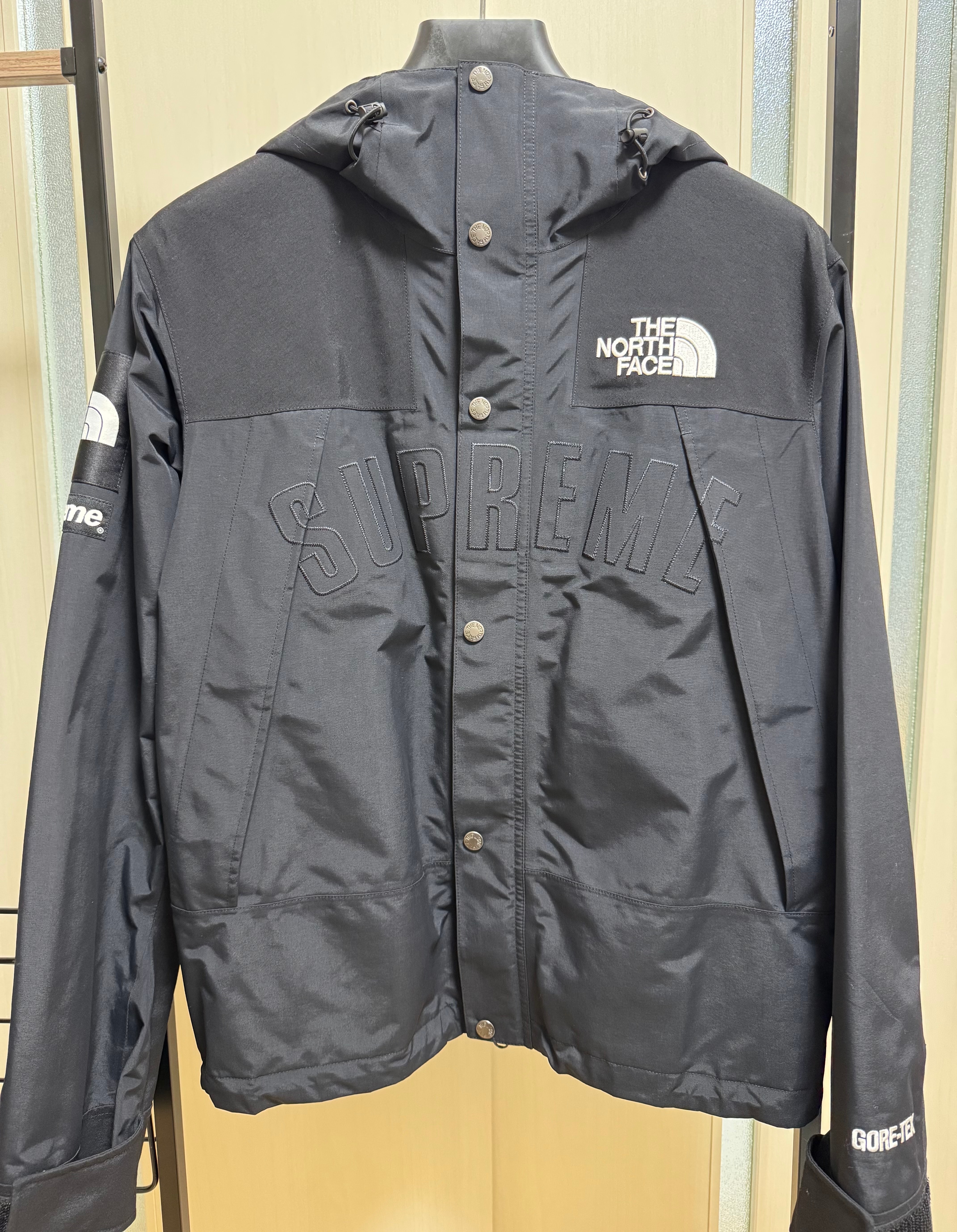 シュプリーム ザノースフェイス アーチ ロゴ マウンテン パーカー "ブラック" NP11901I / NF0A3VMM