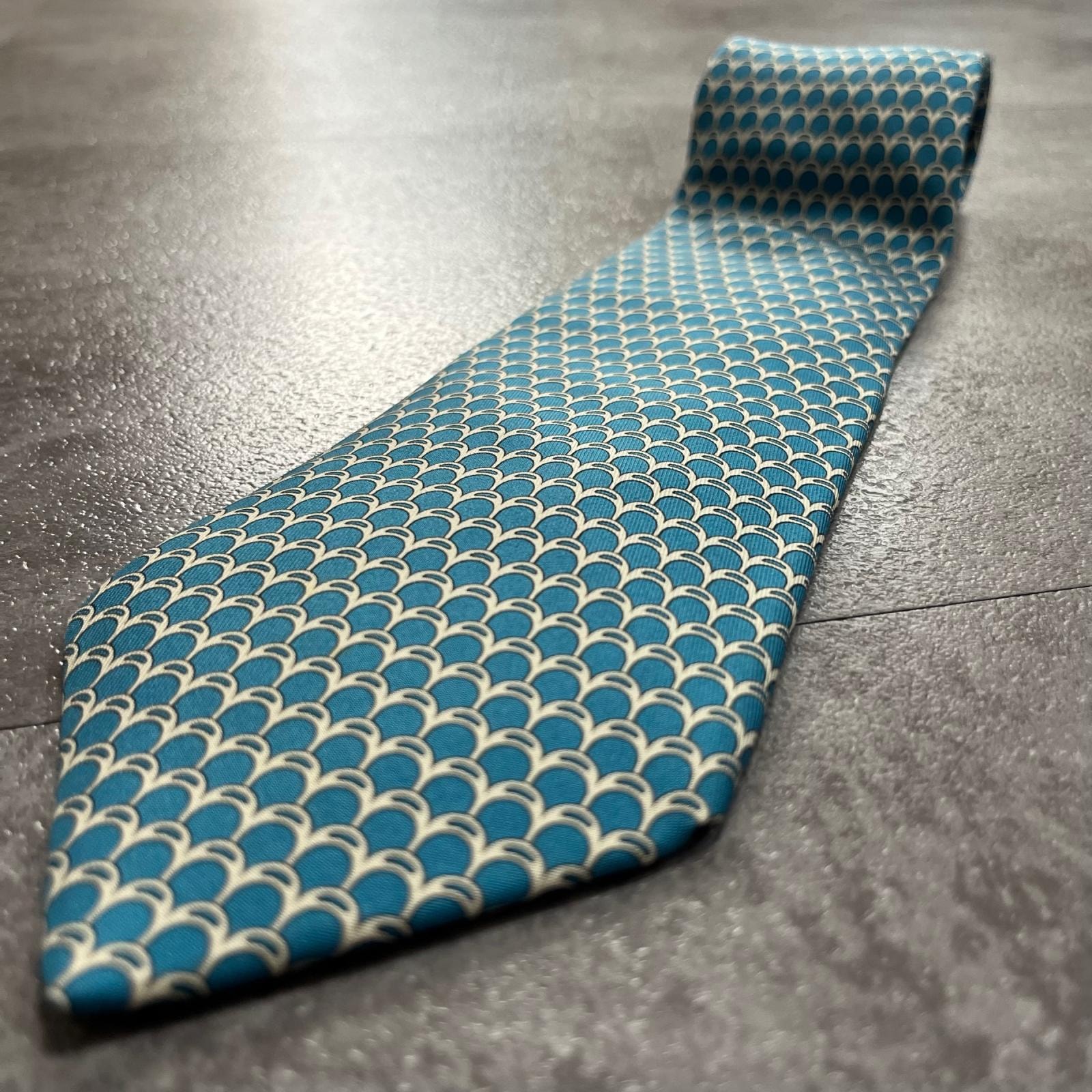 【HERMES】エルメス ネクタイ ウェーブ 波柄 幾何学模様 総柄 プリント シルク100% ブルー ベージュ メンズ ビジネス スーツ フォーマル