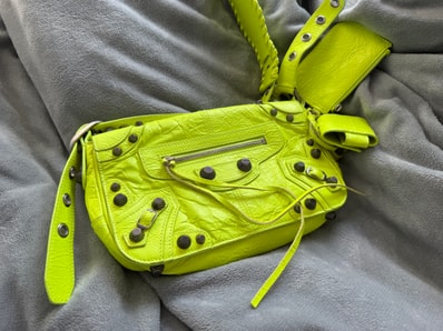 美品 BALENCIAGA ル カゴールXS ネオンイエロー ショルダーバッグ BALENCIAGA