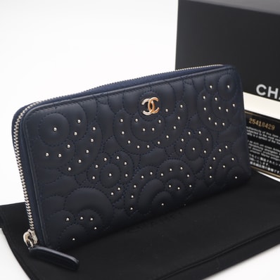 極美品 CHANEL シャネル カメリア ラウンドファスナー長財布 A82281 長財布 ネイビー ラムスキン レディース