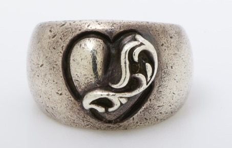 CHROME HEARTS ハートインバンドリング 8号 鑑定済CHROME HEARTS(クロムハーツ)のユニークなデザインリング「HEART IN BAND(ハートインバンド)」モデルです。