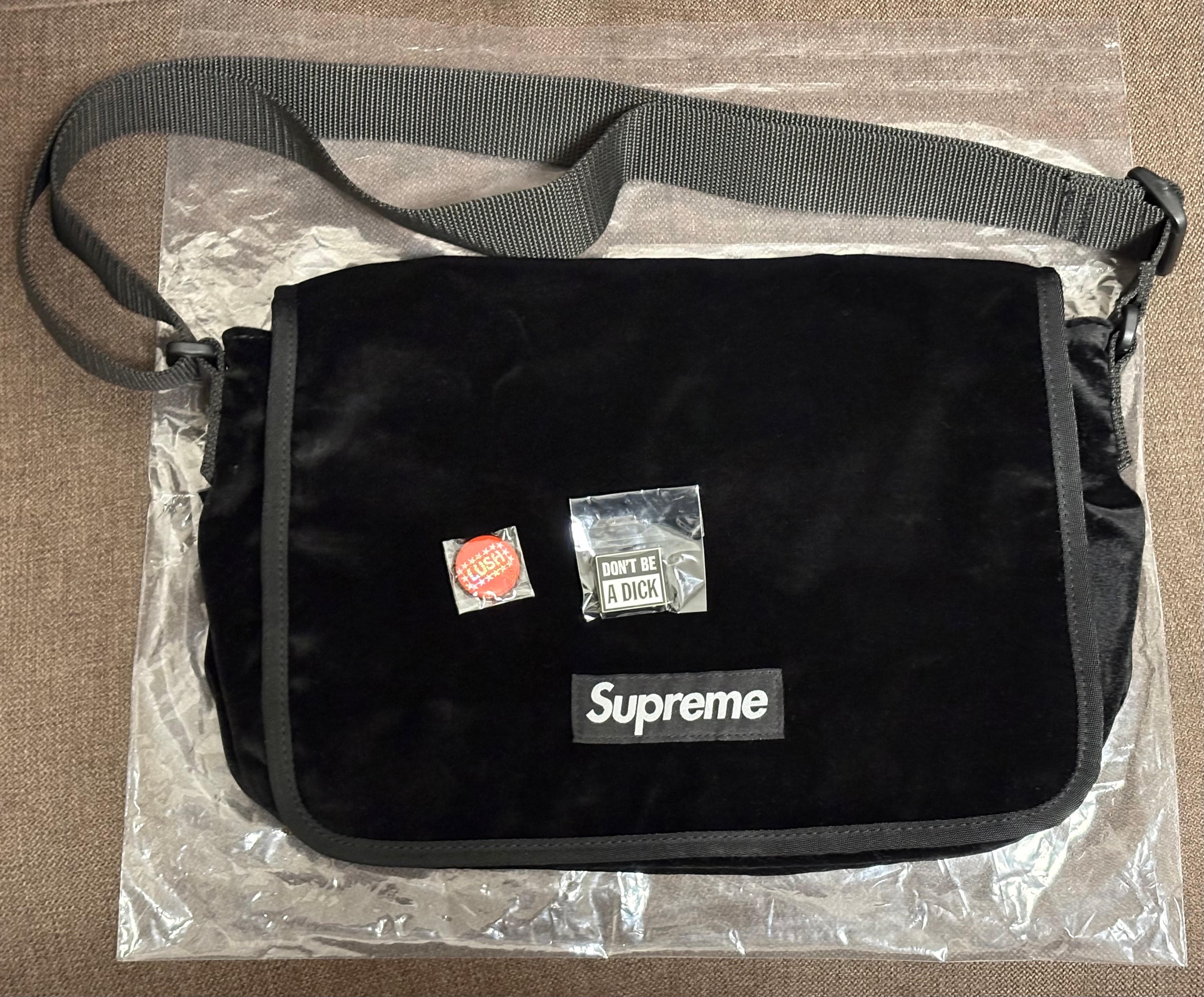 シュプリーム ベルベット スモール メッセンジャーバッグ "ブラック"