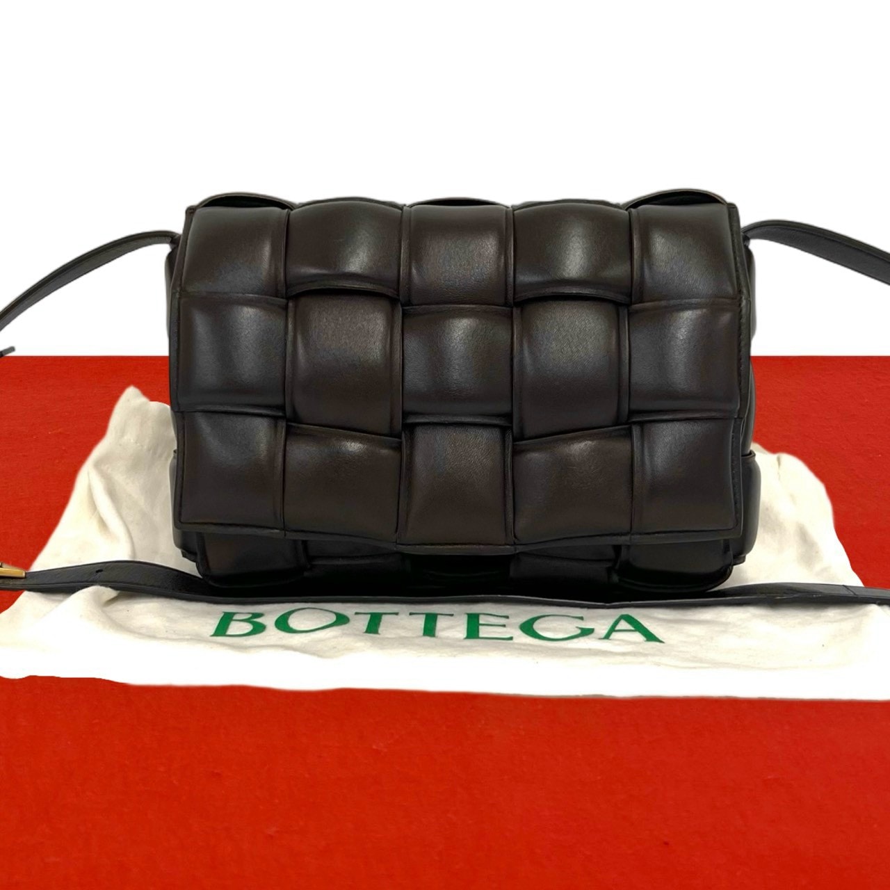 BOTTEGA VENETA ボッテガヴェネタ パデットカセット レザー ショルダーバッグ ブラウン
 21886